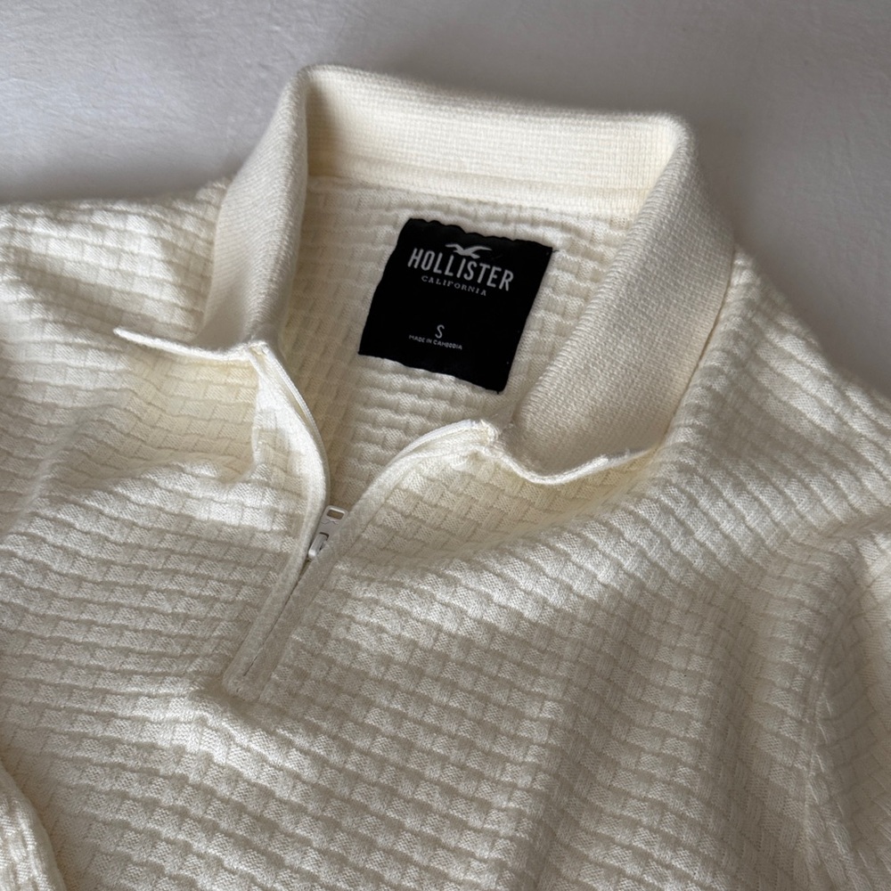 Hollister Men's Off-White Zip-Up Sweater